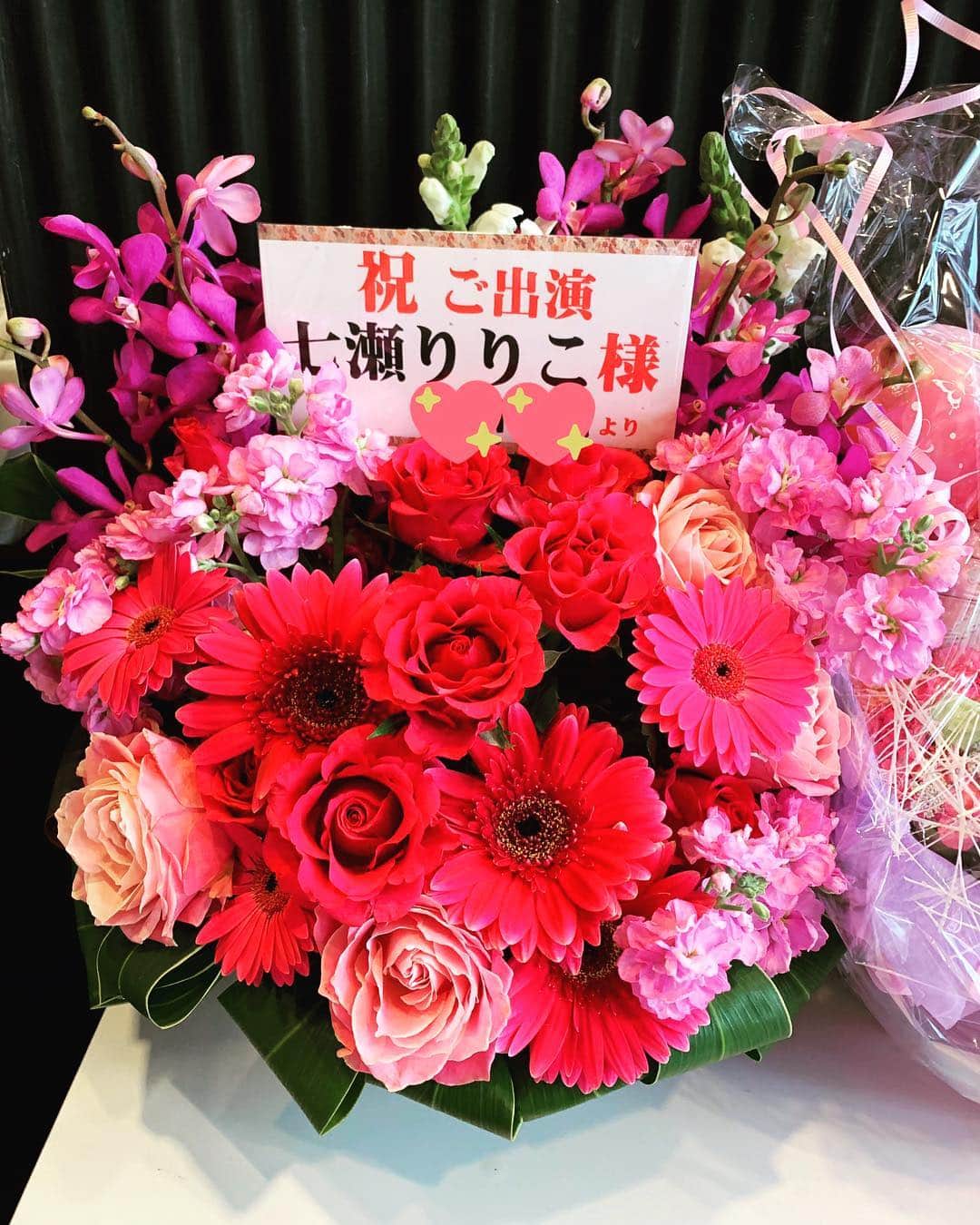 七瀬りりこさんのインスタグラム写真 - (七瀬りりこInstagram)「素敵な素敵な豪華なバルーン達を本当にありがとうございました💐🎈 可愛くて可愛くて幸せだった、、、 感謝、、、 #舞台に立ちたい #スタンド花 #スタンドバルーン  #お花 #嬉しい #ありがとう ＃感謝」4月24日 1時59分 - ririkonanase