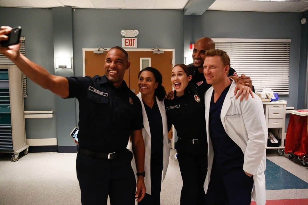 Grey's Anatomyさんのインスタグラム写真 - (Grey's AnatomyInstagram)「#GreysAnatomy ❤️s @Station19 🤗. #GreysxStation19」4月24日 2時00分 - greysabc