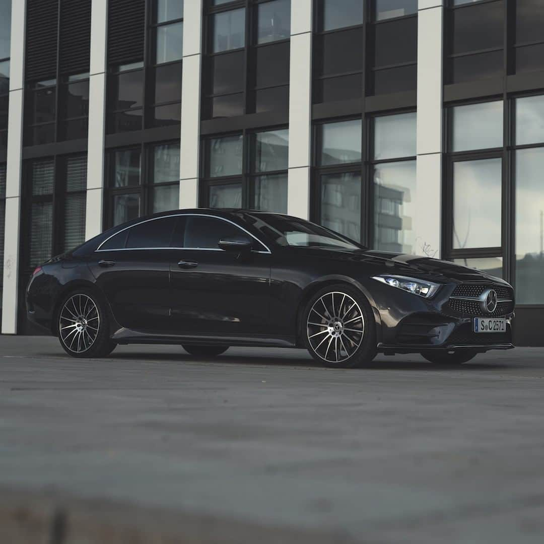 メルセデス・ベンツさんのインスタグラム写真 - (メルセデス・ベンツInstagram)「Elegance and dynamics perfectly combined in one coupé. 🌟 📸: @gs_gijs for #MBsocialcar ______________________________ [Mercedes-Benz CLS 400 d 4MATIC Coupé | Kraftstoffverbrauch kombiniert: 5,9 l/100 km | CO2- Emissionen kombiniert: 156 g/km | mb4.me/RechtlicherHinweis] . #Mercedes #MBCar #Car #Cars #Cartastic #carsofinstagram #InstaCar #MercedesCLS #CLS #MercedesBenz #CLS400d」4月24日 2時00分 - mercedesbenz