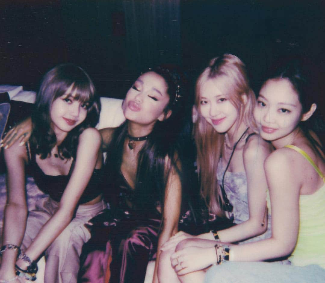 ロゼさんのインスタグラム写真 - (ロゼInstagram)「🖤the sweetest @arianagrande🖤 missing our @sooyaaa__ unni (she's okay everyone!)」4月24日 2時00分 - roses_are_rosie