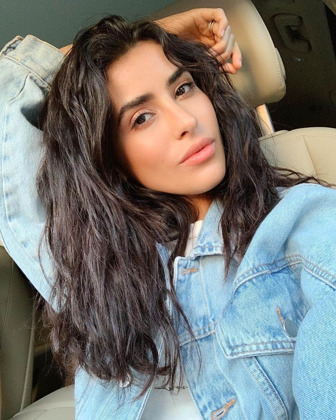 Sazan Hendrixさんのインスタグラム写真 - (Sazan HendrixInstagram)「Hope everyone had an amazing holiday weekend! Mine was very relaxing 😌 I’ve been making things as simple as possible for myself lately including my hair routine (it used to take me forever!) Less heat styling, more dry shampoo & incorporating @revlon ‘s 5 minute Permanent Root Erase have worked wonders for me 🙌🏼 #linkinbio #SeeYouNeverRoots #LiveBoldly #moretimetoeatteeny」4月24日 2時02分 - sazan