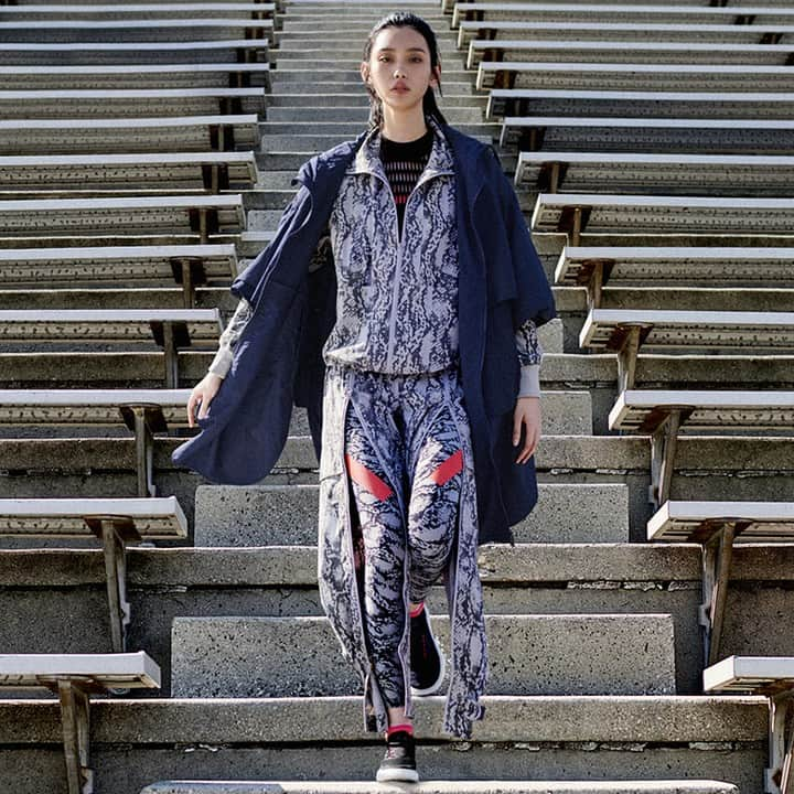 ステラ・マッカートニーさんのインスタグラム写真 - (ステラ・マッカートニーInstagram)「Game face with @MingXi11 from the adidas by Stella McCartney campaign, wearing our matching performance jacket and Alphaskin 360-support tights. ⁣ ⁣ #aSMC #StellaMcCartney」4月24日 2時08分 - stellamccartney