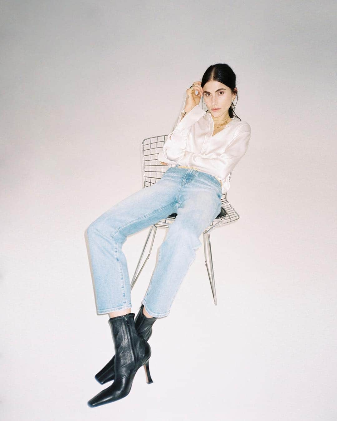 Jブランドさんのインスタグラム写真 - (JブランドInstagram)「@langleyfox gets comfortable in our #sustainable Jules made with Real-Life “Rigid” technology for that cool-girl rigid look, but with the flexibility you really want and need 💙 #inmyjbrand #eco #denim」4月24日 2時12分 - jbrandjeans