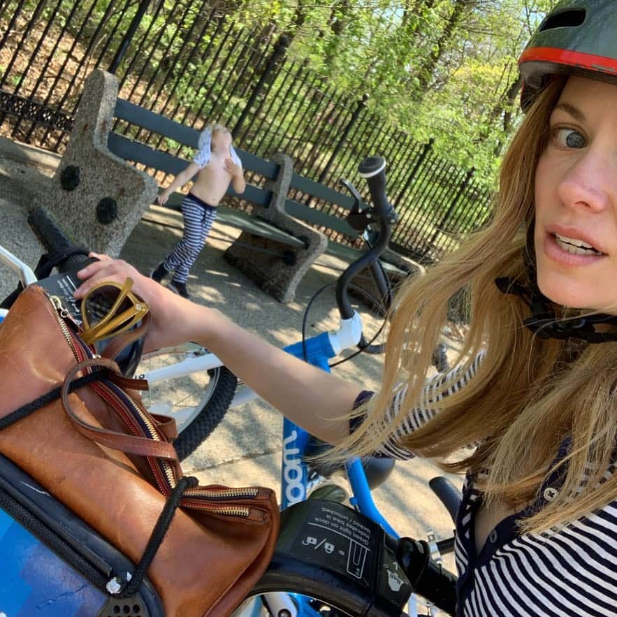 クレア・コフィーのインスタグラム：「@citibike return + kid bike tow + convalescing toddler (rope burn to the neck, the playground is a battlefield) = how many hours of screen time again? #Spring”Break”」