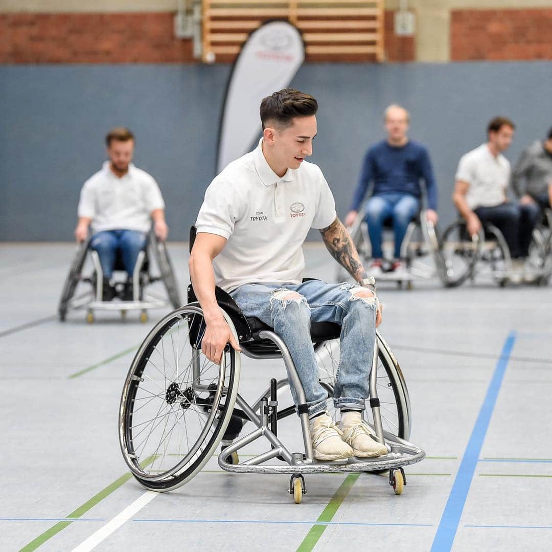 マゼル・ニューエンさんのインスタグラム写真 - (マゼル・ニューエンInstagram)「Throwback to when I visited @rbckoeln99ers together with #teamtoyota_de ✌🏼🏀 We had a lot of fun and overall, it was really a great experience!  BTW: thanks to @toyota_de , I now have my very own Gifs here on IG! 🎊🔥 Just search for "Marcel Nguyen" or "Gymnastics"  #wheelchairbasketball #experience #köln #nichtsistunmöglich #toyota #team #friends #fun #gymnastics #themarcelnguyen」4月24日 2時22分 - themarcelnguyen