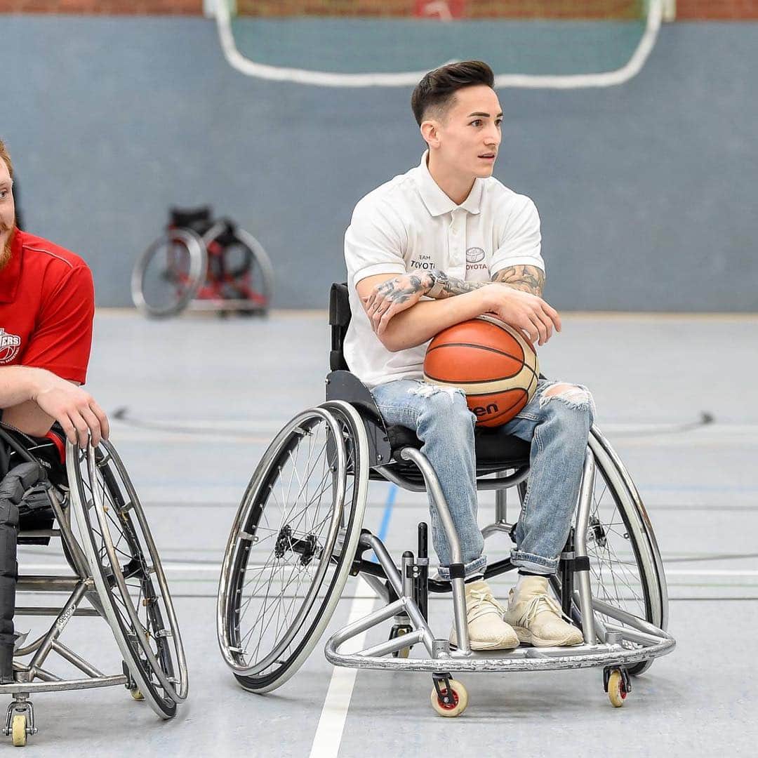 マゼル・ニューエンさんのインスタグラム写真 - (マゼル・ニューエンInstagram)「Throwback to when I visited @rbckoeln99ers together with #teamtoyota_de ✌🏼🏀 We had a lot of fun and overall, it was really a great experience!  BTW: thanks to @toyota_de , I now have my very own Gifs here on IG! 🎊🔥 Just search for "Marcel Nguyen" or "Gymnastics"  #wheelchairbasketball #experience #köln #nichtsistunmöglich #toyota #team #friends #fun #gymnastics #themarcelnguyen」4月24日 2時22分 - themarcelnguyen