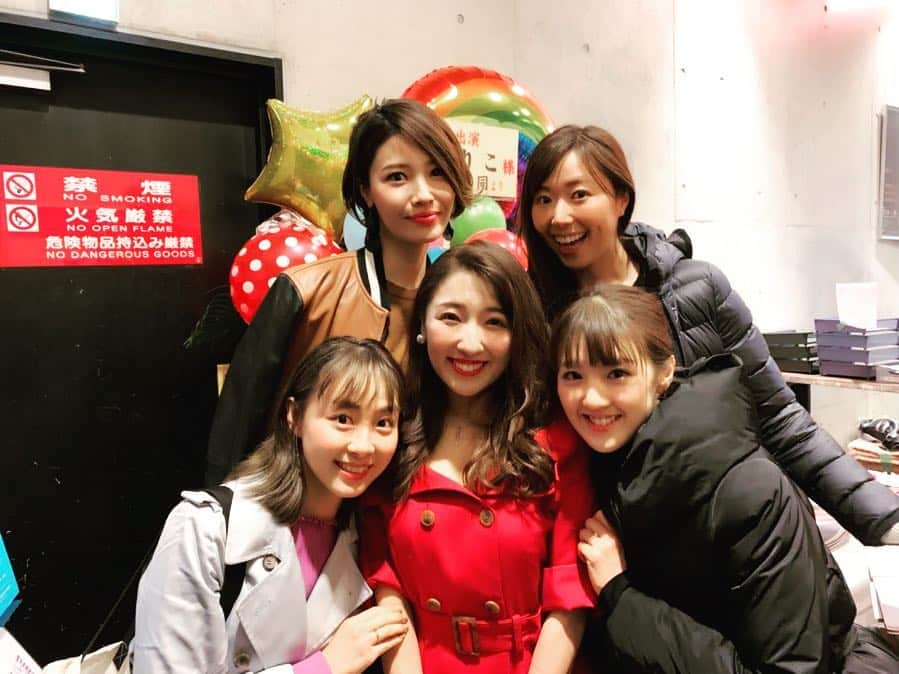 七瀬りりこさんのインスタグラム写真 - (七瀬りりこInstagram)「沢山の方々が観に来て下さいました✨ 面会時間が限られていてお写真撮れなかった方々、、、申し訳ありません💦  ライバル🐏🗡めーこも観に来てくれました🧡笑。かわゆし🧡  写真連載許可頂いた方のみ、載せさせて頂いてます💦  初日には、宝塚同期が沢山、、、 千秋楽にも心美が、、、 私はすっかり忘れていた。 この作品、まさに舞台を目指して切磋琢磨していた同期とリンクするストーリーだという事を、、、 余りにもセリフの一つ一つが同期との思い出と一致しすぎて同期の姿を見ると泣いてしまうと思い、あかんあかんと思いながらも同期を見てしまった。。 すると同期も泣いてて、、、もうあかん。だった笑💦  でも、とっても嬉しかった🧡  ナイツテイルやエリザで共演した仲間、尊敬する女優の先輩も観に来て下さいました。  本当に感謝感謝。。。 ありがとうございました！  #舞台に立ちたい #折井理子 さん #可知寛子 さん #かおりねーね  #松田未莉亜  #松野乃知  #めーこ #夢涼りあん #十碧れいや  #風海恵斗  #空乃みゆ  #宝塚 #93期 #同期 #エリザベート #ナイツテイル #ミュージカル #舞台女優 #宝塚og」4月24日 2時28分 - ririkonanase