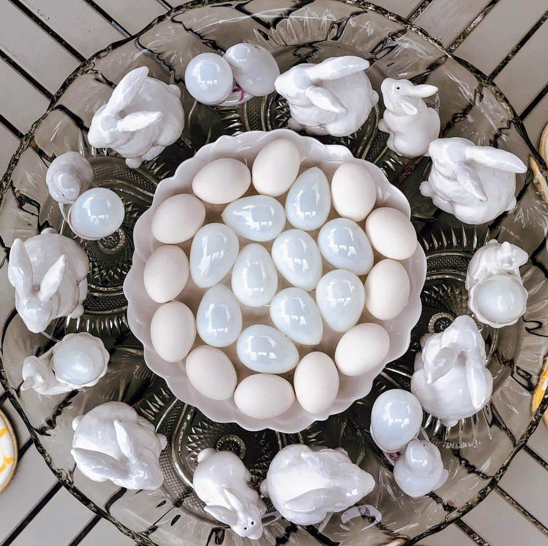 マーサ・スチュワートさんのインスタグラム写真 - (マーサ・スチュワートInstagram)「Easter brunch at @marthastewart48’s Bedford farm is always a sight to behold. 🐰 “This year, more than 70-guests joined me for Easter lunch at my Bedford, New York farm. We all gathered for a delicious feast prepared by me, and my friend and chef, Pierre Schaedelin, of @pstailoredevents - it included salmon 🐟, ham, lamb chops, stuffed artichokes, asparagus, potato pierogis 🥟, fresh salads 🥗, homemade biscuits, brioche, tarts, babkas, cookies 🍪 and so much more.” - Martha. 🥚✨ And there were bunnies and eggs on nearly every surface! 🥚Head over to #themarthablog at the link in bio to see all the details come to life! 👆🏼📷: via The Martha Blog + @marthastewart48」4月24日 2時25分 - marthastewart