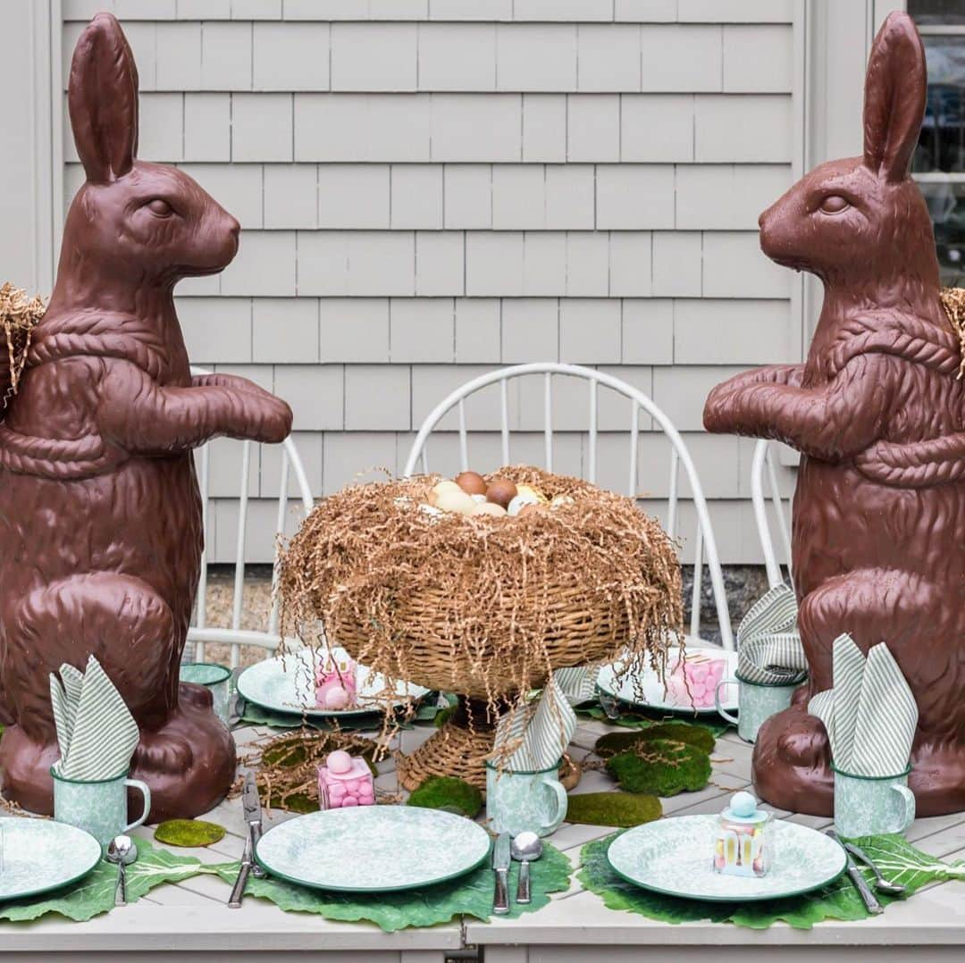 マーサ・スチュワートさんのインスタグラム写真 - (マーサ・スチュワートInstagram)「Easter brunch at @marthastewart48’s Bedford farm is always a sight to behold. 🐰 “This year, more than 70-guests joined me for Easter lunch at my Bedford, New York farm. We all gathered for a delicious feast prepared by me, and my friend and chef, Pierre Schaedelin, of @pstailoredevents - it included salmon 🐟, ham, lamb chops, stuffed artichokes, asparagus, potato pierogis 🥟, fresh salads 🥗, homemade biscuits, brioche, tarts, babkas, cookies 🍪 and so much more.” - Martha. 🥚✨ And there were bunnies and eggs on nearly every surface! 🥚Head over to #themarthablog at the link in bio to see all the details come to life! 👆🏼📷: via The Martha Blog + @marthastewart48」4月24日 2時25分 - marthastewart