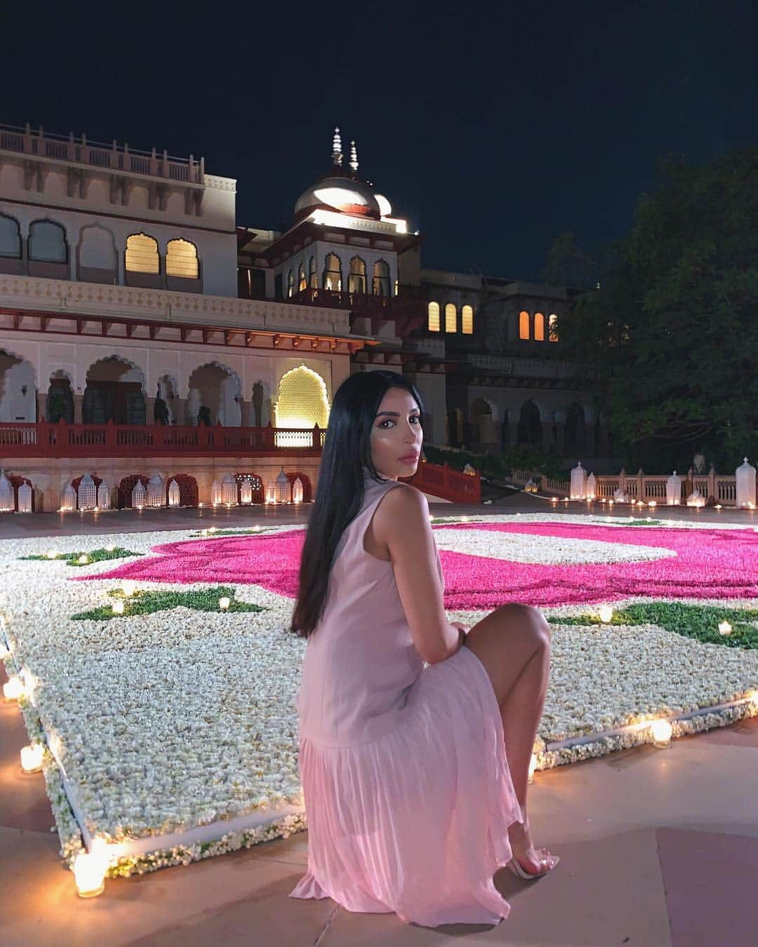 sananasさんのインスタグラム写真 - (sananasInstagram)「I’m dreaming 🌸C’est un rêve éveillé ... __ #PinkOasis #MoistureSurge #Jaipur #Clinique #CliniqueFrance #Inde #India」4月24日 2時26分 - sananas2106