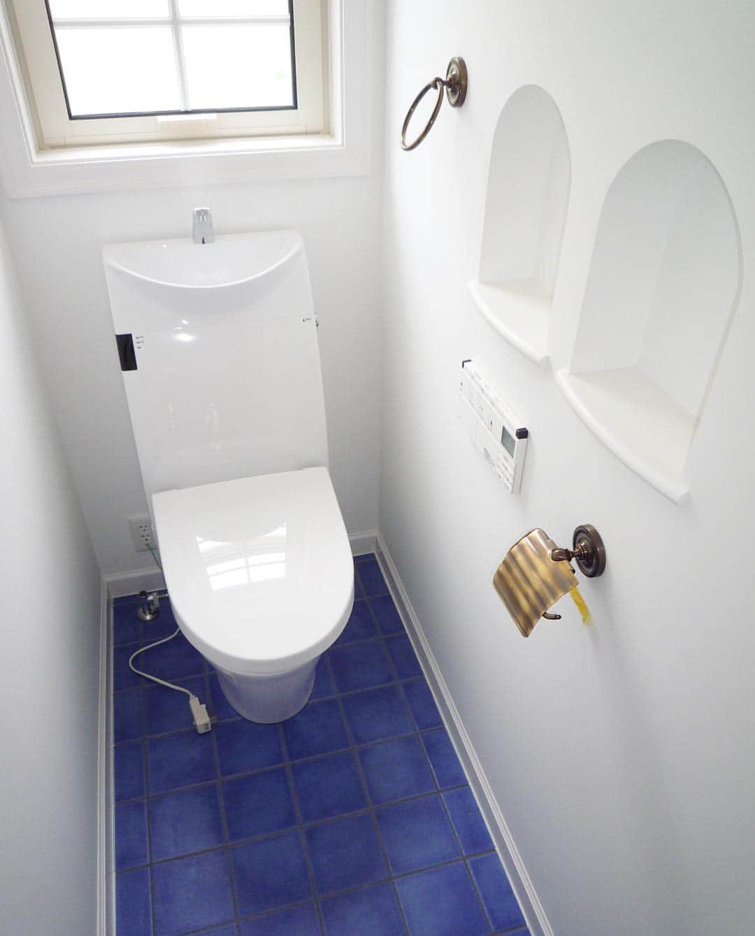 岡谷ホームズ株式会社さんのインスタグラム写真 - (岡谷ホームズ株式会社Instagram)「地中海をイメージした青空に映える白い塗壁のお家  コバルトブルー×ホワイトは、室内にも。  タイル貼りのキッチンカウンター✨ブルーのガラスタイルがアクセントになっています！  ギリシャをイメージしたトイレ空間✨ 床のタイルがなんとも色鮮やか。二つ並んだニッチも可愛いですね。  詳しくは、 @okayahomes よりウェブサイトでご覧いただけます😊  #岡谷ホームズ #okayahomes #家族が健康で快適に暮らせる家🍀 #施工事例 #四季を通して清々しく #輸入住宅 #注文住宅 #名古屋 #愛知県 #三重県 #岐阜 #home #myhome #design #家 #家づくり #庭づくり #暮らしを楽しむ #丁寧な暮らし #Instagood #おしゃれな家 #こだわりの家 #タイルカウンター #床タイル #コバルトブルー #地中海をイメージ #ギリシャをイメージ」4月24日 13時16分 - okayahomes