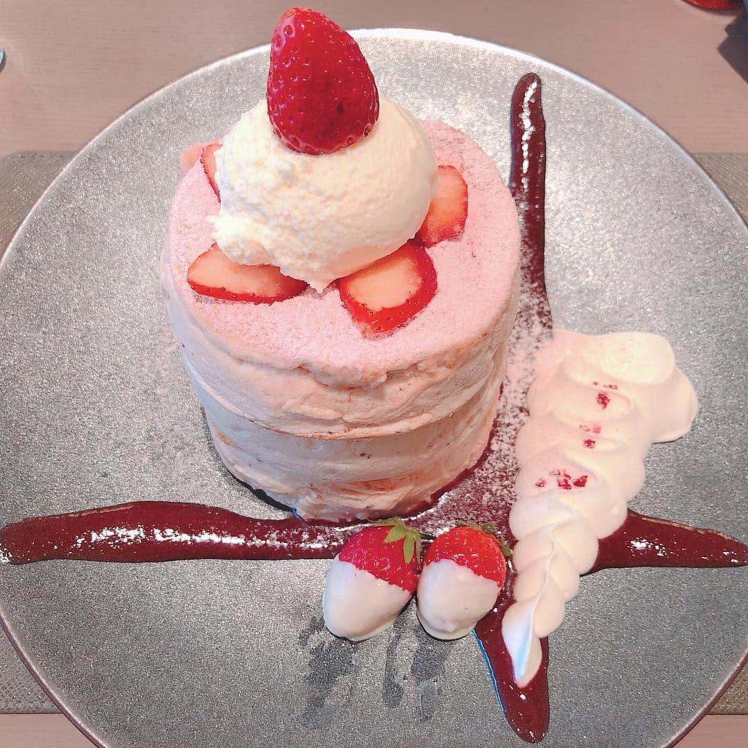 桜雪さんのインスタグラム写真 - (桜雪Instagram)「4/21が誕生日だった母と、 ２人でカフェデート。  選挙期間中ずっと支えてくれていて、 とても苦労をかけました。 「ふわふわのパンケーキ食べたい」とよく言っていたので、 私が知ってる中で一番ふわふわなパンケーキのお店に！ 事務所の近くです☻ #micasadecocafe #ミカサデコカフェ #神宮前 #神宮前カフェ #リコッタチーズパンケーキ #苺スイーツ #神宮前 #渋谷区 #お母さんありがとう」4月24日 13時16分 - yuki_12hsm