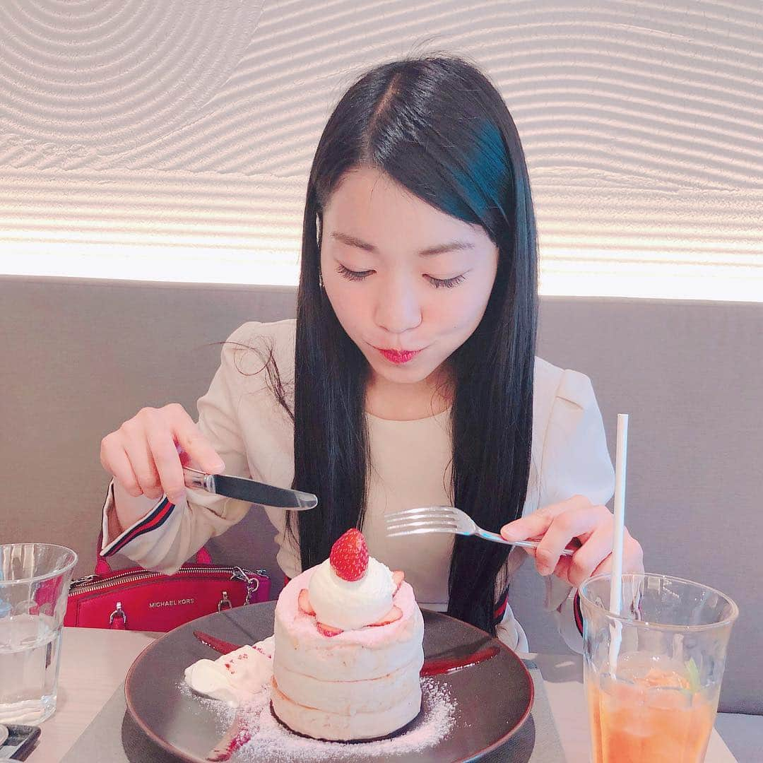 桜雪さんのインスタグラム写真 - (桜雪Instagram)「4/21が誕生日だった母と、 ２人でカフェデート。  選挙期間中ずっと支えてくれていて、 とても苦労をかけました。 「ふわふわのパンケーキ食べたい」とよく言っていたので、 私が知ってる中で一番ふわふわなパンケーキのお店に！ 事務所の近くです☻ #micasadecocafe #ミカサデコカフェ #神宮前 #神宮前カフェ #リコッタチーズパンケーキ #苺スイーツ #神宮前 #渋谷区 #お母さんありがとう」4月24日 13時16分 - yuki_12hsm