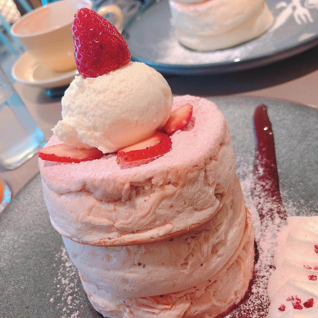桜雪さんのインスタグラム写真 - (桜雪Instagram)「4/21が誕生日だった母と、 ２人でカフェデート。  選挙期間中ずっと支えてくれていて、 とても苦労をかけました。 「ふわふわのパンケーキ食べたい」とよく言っていたので、 私が知ってる中で一番ふわふわなパンケーキのお店に！ 事務所の近くです☻ #micasadecocafe #ミカサデコカフェ #神宮前 #神宮前カフェ #リコッタチーズパンケーキ #苺スイーツ #神宮前 #渋谷区 #お母さんありがとう」4月24日 13時16分 - yuki_12hsm