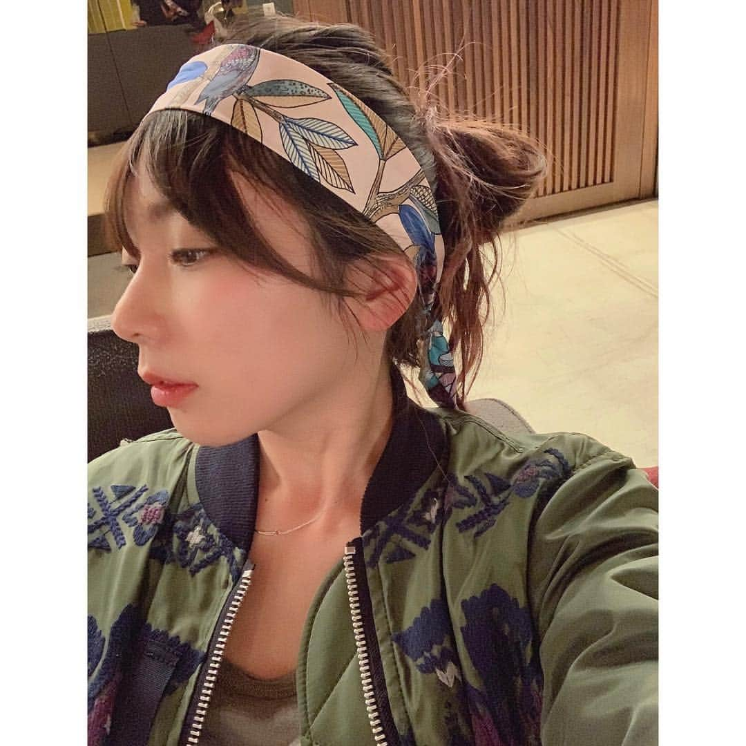 村上瑠美奈さんのインスタグラム写真 - (村上瑠美奈Instagram)「ヘアアレンジ♡ ． このツイリースカーフ 瑠美奈な好きな色合い〜☺️💕 #ツイリー #ヘアアレンジ」4月24日 13時16分 - ruminamurakami