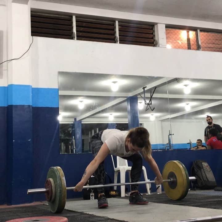 マッティ・ロジャーズのインスタグラム：「Some late night training, quality camera angles (sry) & sweat in my eyes. Arrived here in Guatemala and getting ready to go on Thursday! 80kg/100kg」