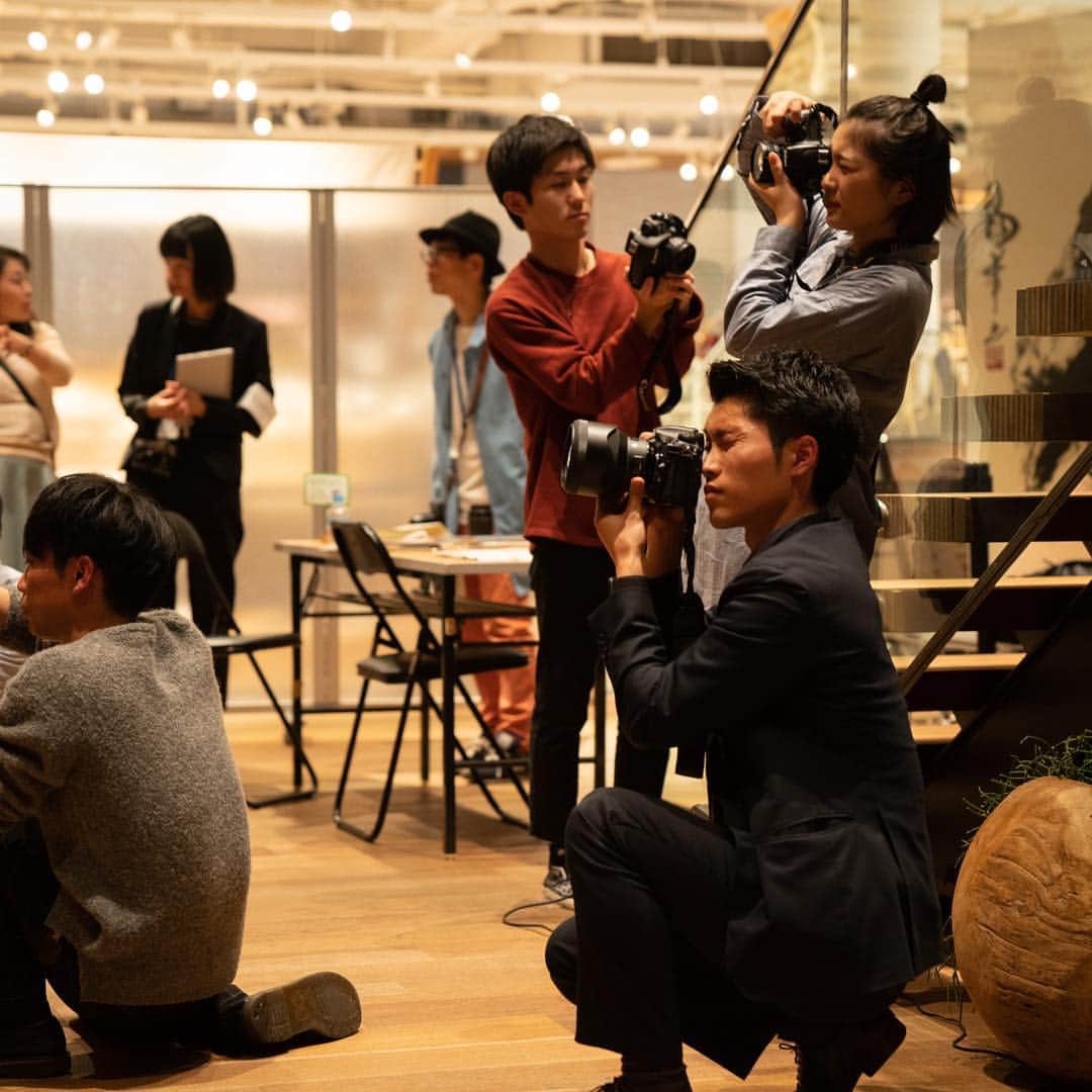のインスタグラム：「昨日23日開催の3周年祭スペシャルイベント「7メートルの巨大本棚貸切撮影会」盛況の中終了いたしました！ 参加者の方には撮影いただいた写真の中から、これぞ！というのを#枚方tsite撮影会 #関西写真部SHARE をつけて投稿していただきます。一番の人気投稿の方には枚方蔦屋書店アートコンシェルジュセレクトの写真集をプレゼント！是非、ハッシュタグのチェックをしてみてくださいね。  #枚方tsite撮影会 #関西写真部SHARE #枚方tsite #hirakatatsite #枚方tsite3周年祭 #thankyouspecial10days」