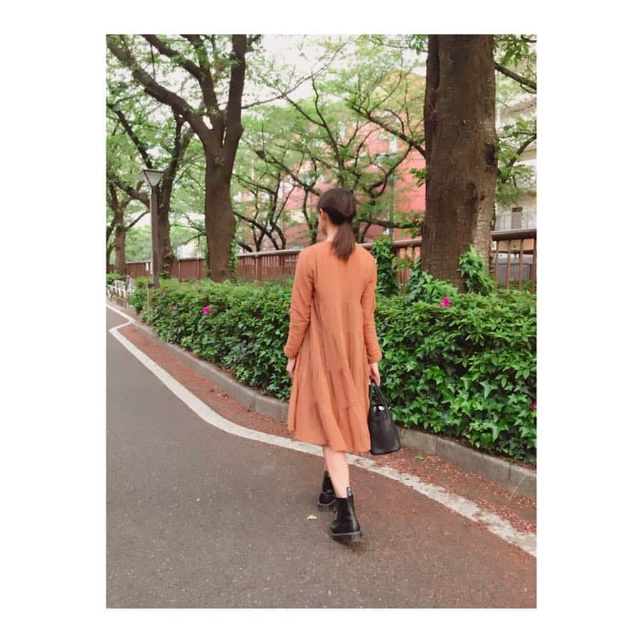 音月桂さんのインスタグラム写真 - (音月桂Instagram)「肌触りの良いワンピとデニムのジャケットを纏って…… ☺︎ 新緑浴 ☺︎ 気持ち良い〜！！って感じる時は こっそりスキップする。。 今日も笑顔がいっぱいの1日を♡  @arumlily_official  @acuodbychanu  @drmartens_japan  #ootd」4月24日 11時49分 - keiotozuki_official