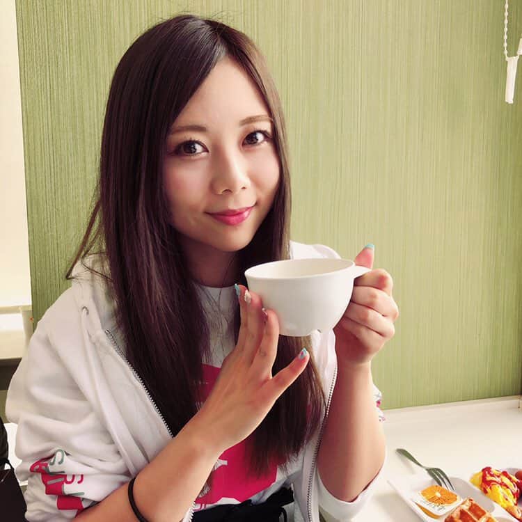 西村季里子のインスタグラム：「・ ホテルで食べる朝ごはんて なんであんなに美味しいんだろうなぁ🐷🍳🍓 何食べても美味しく感じるもんなぁ〜🧠 #ホテル#朝ごはん#朝食#breakfast  #pancakes #bread #fruits#coffee  #コーンスープ#1番好き #寝起き#朝食の時間間違えてて焦った #チェックアウトの時間も間違えてて焦った #follow#followme#大阪」