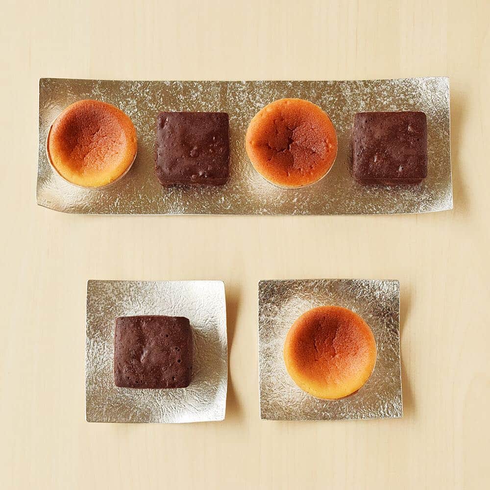 のインスタグラム：「2月の限定販売でご好評いただきました、西宮・苦楽園にある洋菓子の名店「ハイジ」と白鹿のコラボスイーツ『ショコラテリーヌ』と『バスクチーズケーキ』の2種類が、ゴールデンウィークの4月27日（土）より白鹿クラシックスにて数量限定で再登場いたします😊  チョコレートの甘みとあとからくる日本酒の香りとのハーモニーが楽しめる、しっとり濃厚な大人の味わいの『ショコラテリーヌ』 ほのかな甘酒の風味と焦がしたチーズのバランスが絶妙な、お子様もお楽しみいただける『バスクチーズケーキ』  白鹿クラシックスショップ（TEL 0798-35-0286）にて事前予約も承っております。  白鹿クラシックスはショップ・レストランとも、ゴールデンウィーク期間中4月27日（土）～5月6日（月）は休まず営業いたしますので、お立ち寄りの際はお買い求めいただき、ぜひ一度味わってみてください✨  数量限定品につき、なくなり次第終了となりますのでお早めに！  #白鹿 #日本酒 #酒 #コラボスイーツ #ハイジ #西宮 #苦楽園 #ショコラテリーヌ #甘酒 #バスクチーズケーキ #ゴールデンウィーク #白鹿クラシックス #hakushika #sake #sweets #heidi #amazake #chocolatterrine #basque #cheesecake #nishinomiya #gw」