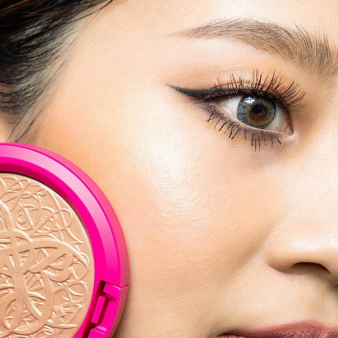 M∙A∙C Cosmetics Japanのインスタグラム：「⠀ M·A·Cエル シードの限定ブラシとフェイスパウダーで あなたの世界を思うままに色づけて👩‍🎨 #MACXeLSeed #MACXエルシード ⠀ *全国 4/26発売 (公式オンラインショップ発売中) ⠀ ↓↓使用メイン製品↓↓ [エクストラ ディメンション スキンフィニッシュ] ディマズ グロー ⠀ MAKEUP AND MODEL: M·A·C ARTIST MASAMI YAMADA @macpro_tokyo PHOTO: @takaki_iwata ⠀ ⠀ ⠀ ⠀ ⠀ ⠀ #MACCosmeticsJapan #MACコスメ #MACCosmetics  #MyArtistCommunityJP  #MACArtistChallenge #MAC #コスメ #メイク  #フェイスパウダー #ブラシ #メイクブラシ #MACブラシ #限定 #コラボ #アーティスト」