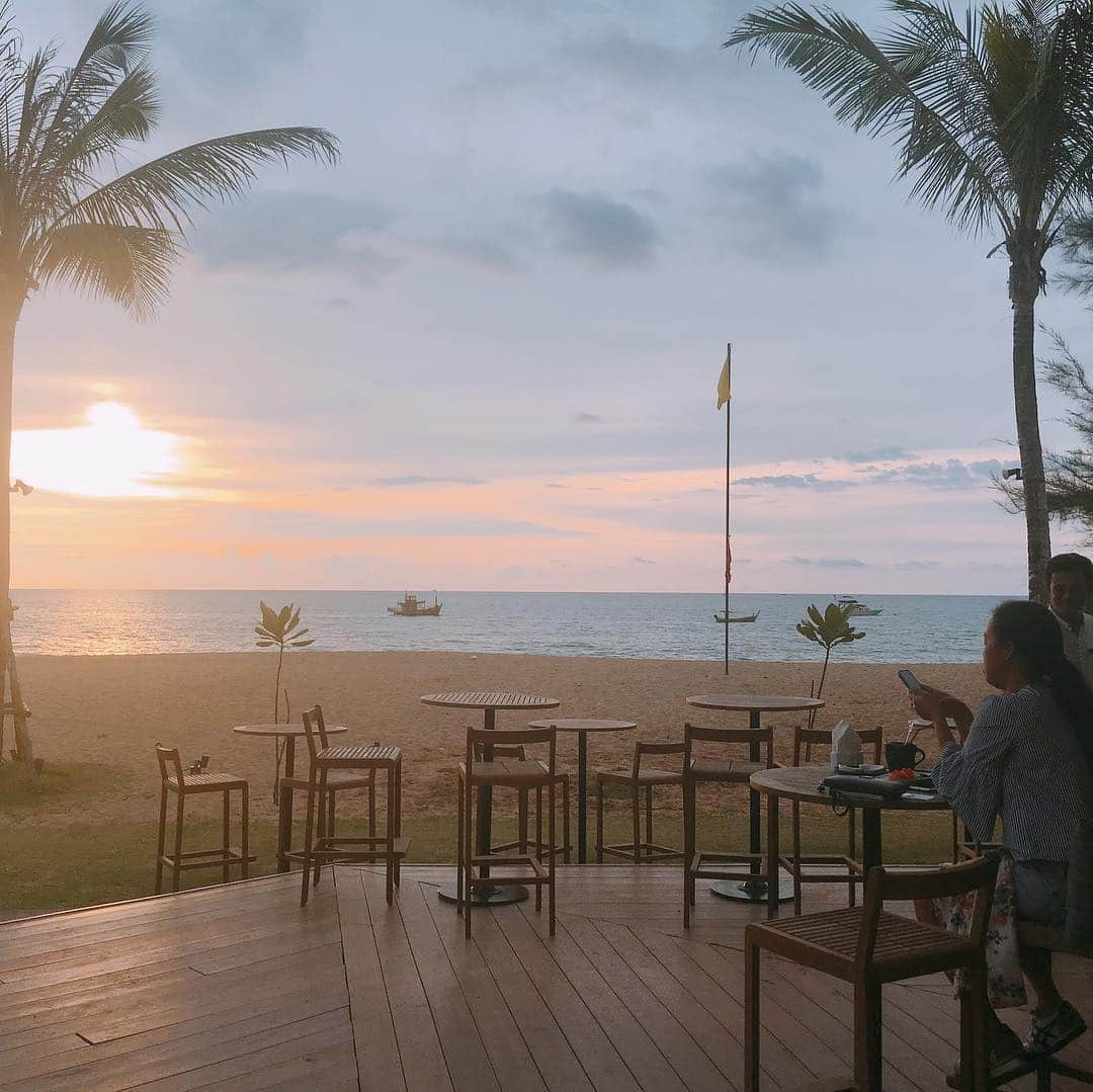 旅工房公式さんのインスタグラム写真 - (旅工房公式Instagram)「. #タイ#カオラック きれいなビーチと豊かな自然、 癒される雰囲気から 欧米の旅行者に特に人気のビーチリゾートです🏝💗 . カオラックは、プーケット空港から 車で約1時間ほどの場所にあります🚗💨 プーケットよりのどかでのんびりしているので 日数や予算的にアジアビーチへの旅行を検討しているけど 贅沢な時間を過ごしたい💫 という方にとってもとってもおすすめです😚❣️ . のんびり滞在におすすめしたいホテルが #LavelaKhaolak . カオラックの中心にあるモダンなリゾートで 歩いてすぐの場所にもお店が立ち並んでいるため、 夜ふらっと散策するのにも便利です🚶‍♀️🌟 . 都会的でラフな雰囲気がおしゃれ レストランも4つあるので食も楽しめるのが魅力です🍽 . ※2枚目の写真は、カオラックのイメージ写真です🙇‍♀️ . 次にくる！？ タイのリゾートカオラック 詳細はハイライトから💕 . #旅工房 #tabikobo #旅Pocket」4月24日 12時01分 - tabikobo