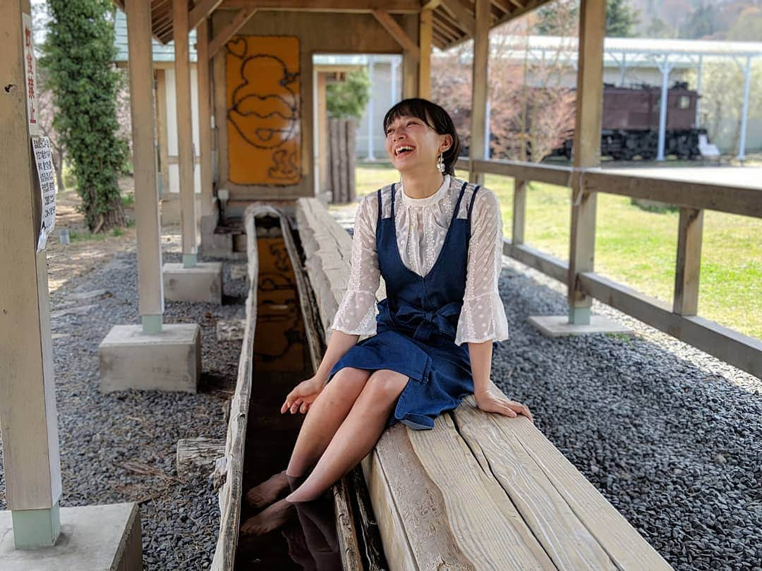 芳美リンさんのインスタグラム写真 - (芳美リンInstagram)「#足湯 ~✨ #道の駅みなかみ町水紀行館　にて☺  ドライブの休憩に癒やしの時間♨  #群馬#利根郡#みなかみ町#水紀行館#道の駅 #オールインワン  @fashion_addict_offical_ #pr #国内旅行  #旅したくなるフォト #japantrip #旅行 #travelstagram #旅人 #lynn_trip #旅 #travelme #travel #trip #traveler #トラベラー  #旅好きな人と繋がりたい #travelholics」4月24日 12時02分 - lynn.lynn5