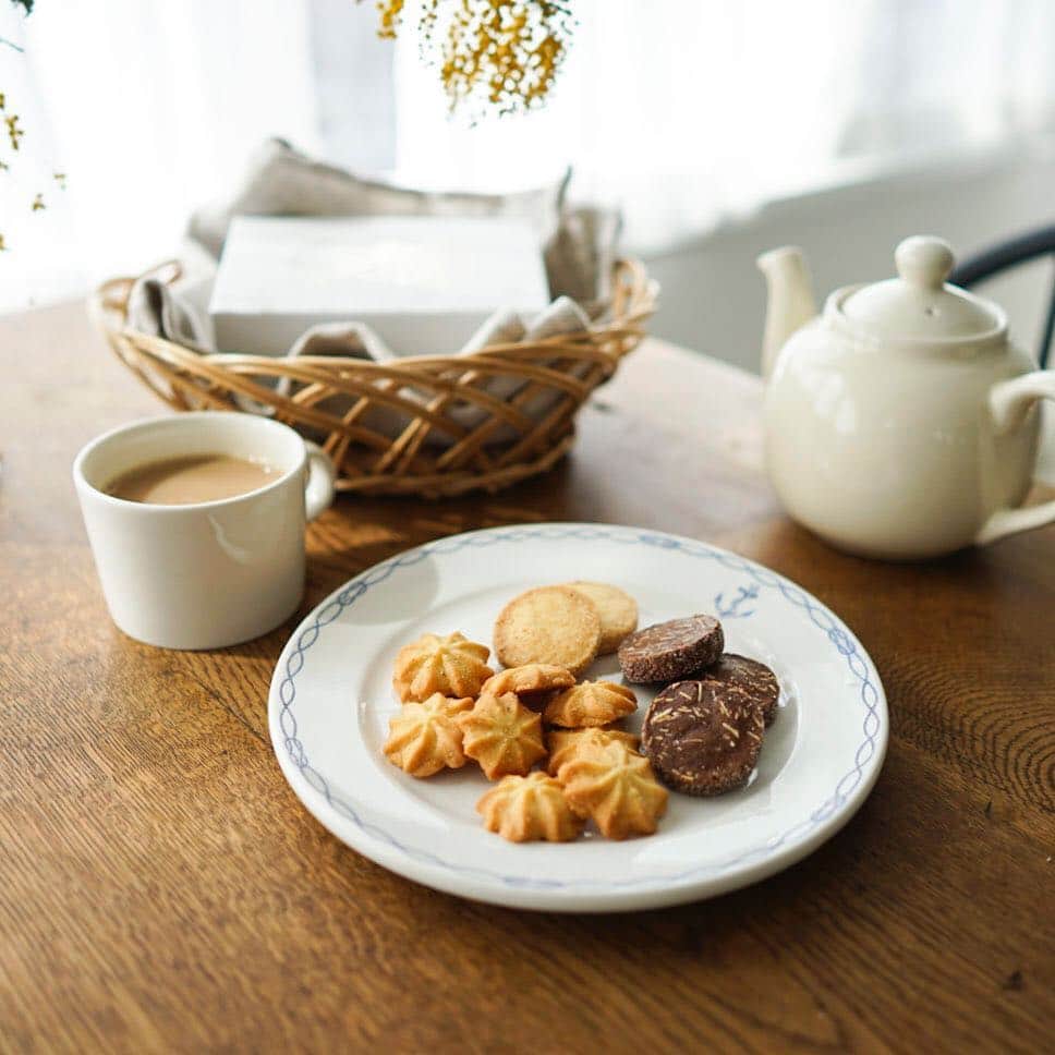 北欧、暮らしの道具店さんのインスタグラム写真 - (北欧、暮らしの道具店Instagram)「GW旅行のおやつや、手土産にも◎ 今年から新登場した「特別なクッキーボックス」がOYATSUYA SUNより届きました♪  アーモンドココア・ココナッツ・メープルの、3つの味が１箱で楽しめますよ。  このクッキーがみなさまの暮らしに「ほっと一息」をもたらしますように。 - - - - - - - - - - - - 【お一人様4個まで】「木漏れ日のような特別なおやつ」クッキーボックス ▶お買いものはプロフィールのリンクからどうぞ→@hokuoh_kurashi ・ #OYATSUYASUN#coffee#coffeetime#tea#teatime#breakfast#food#GW#ゴールデンウィーク#クッキー#クッキーボックス#おやつ#お菓子#スイーツ#デザート#コーヒー#紅茶#ティータイム#ギフト#手土産#シンプル#シンプルライフ#シンプルデザイン#暮らしを楽しむ#日々の暮らし#北欧#暮らし#北欧暮らしの道具店」4月24日 12時02分 - hokuoh_kurashi