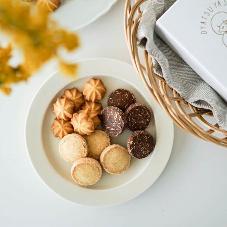 北欧、暮らしの道具店さんのインスタグラム写真 - (北欧、暮らしの道具店Instagram)「GW旅行のおやつや、手土産にも◎ 今年から新登場した「特別なクッキーボックス」がOYATSUYA SUNより届きました♪  アーモンドココア・ココナッツ・メープルの、3つの味が１箱で楽しめますよ。  このクッキーがみなさまの暮らしに「ほっと一息」をもたらしますように。 - - - - - - - - - - - - 【お一人様4個まで】「木漏れ日のような特別なおやつ」クッキーボックス ▶お買いものはプロフィールのリンクからどうぞ→@hokuoh_kurashi ・ #OYATSUYASUN#coffee#coffeetime#tea#teatime#breakfast#food#GW#ゴールデンウィーク#クッキー#クッキーボックス#おやつ#お菓子#スイーツ#デザート#コーヒー#紅茶#ティータイム#ギフト#手土産#シンプル#シンプルライフ#シンプルデザイン#暮らしを楽しむ#日々の暮らし#北欧#暮らし#北欧暮らしの道具店」4月24日 12時02分 - hokuoh_kurashi