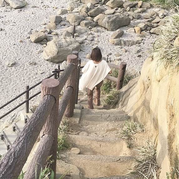 のインスタグラム：「Pile belt poncho : #kiira  #ss19 #collection  #spring #summer」