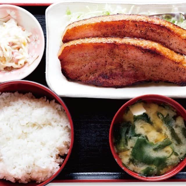 東京カレンダーさんのインスタグラム写真 - (東京カレンダーInstagram)「超厚切りのベーコンステーキ定食はもの凄いインパクト！ドドーンと2枚鎮座している光景にお客さんの誰もが完全にノックアウト。 ガブリと噛みつけば、ベーコンの既存概念を打ち破る肉々しさとジュワっと口中に溢れ広がる旨みが堪らない！ #東京カレンダー #東カレ #tokyocalendar #lunch #品川 #酒処つがる #ベーコンステーキ #定食」4月24日 12時09分 - tokyocalendar