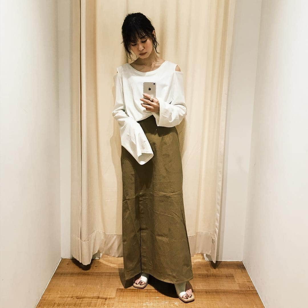 Eri Koyamaさんのインスタグラム写真 - (Eri KoyamaInstagram)「. #オープンショルダーロングスリーブTee 綿100なのに速乾性に 優れてそうな生地感が◎ . これなら肌見せ苦手さんも チャレンジしやすそう👐🏻✨ . #Ungrid #shop_ungrid_eri #fashion #coordinate ストレッチスリットマキシスカート #153cm」4月24日 12時21分 - 6ri___k