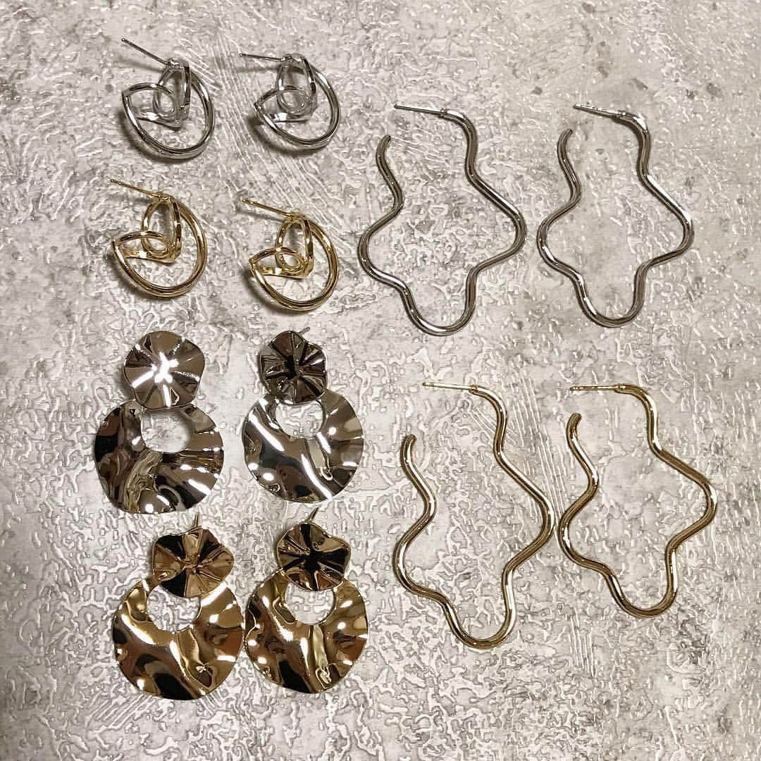 3COINSさんのインスタグラム写真 - (3COINSInstagram)「𓃉𓃉𓃉𓃉 NEW ACCESSORIES 𓃉𓃉𓃉𓃉﻿ ﻿ 各￥300+TAX﻿ ﻿ ﻿ 毎週水曜日は新作アクセサリーの入荷日です♪﻿ 今週も多数入荷致しました！﻿ ﻿ お立ち寄りの際は是非チェックしてみて下さいね☆﻿ ﻿ 📷 @3coins_tokyobay.rumi﻿ 📷 @3coins_futakotamagawa.ayumi﻿ 📷 @3coins_izumi.yurie﻿ ﻿ ✎＿＿＿︎＿＿＿＿＿＿＿＿＿︎＿＿＿＿＿＿＿＿＿﻿ ﻿ お得なPAL CLOSETアプリのポイントが3COINSでもスタート！！﻿ ﻿ 3COINSのお買い物でポイントが貯まる・使える！﻿ ﻿ パルグループの様々なブランドにてお使い頂けるポイントで、お得にショッピングしてください！﻿ ﻿ お気に入りの店舗をショップフォローするとお得な情報もGET出来ますよ☆﻿ ﻿ 3COINSに行く前に「PAL CLOSET」アプリをダウンロード！﻿ ﻿ ✎＿＿＿︎＿＿＿＿＿＿＿＿＿︎＿＿＿＿＿＿＿＿＿﻿ ﻿ ※店舗により在庫・品揃えが異なります。﻿ お問い合わせは各店舗までお願い致します。﻿ ﻿ ※取り置き・取り寄せは行っておりません。﻿ ご了承くださいませ。﻿ ﻿ #3COINS #スリーコインズ #スリコ﻿ #アクセサリー #アクセ #ACCESSORIES﻿ #ピアス #イヤリング #シンプル #プチプラ﻿ #プチプラアクセ #プチプラコーデ」4月24日 12時19分 - 3coins_official