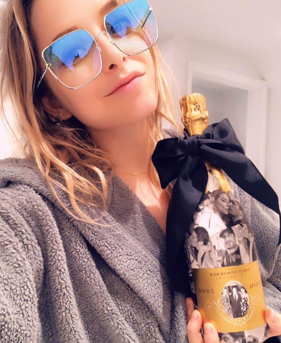 ジェニー・モレンさんのインスタグラム写真 - (ジェニー・モレンInstagram)「It’s sort of not even your anniversary until an @aliceandolivia decoupaged bottle of Cristal climbs into your bed.」4月24日 12時24分 - jennymollen