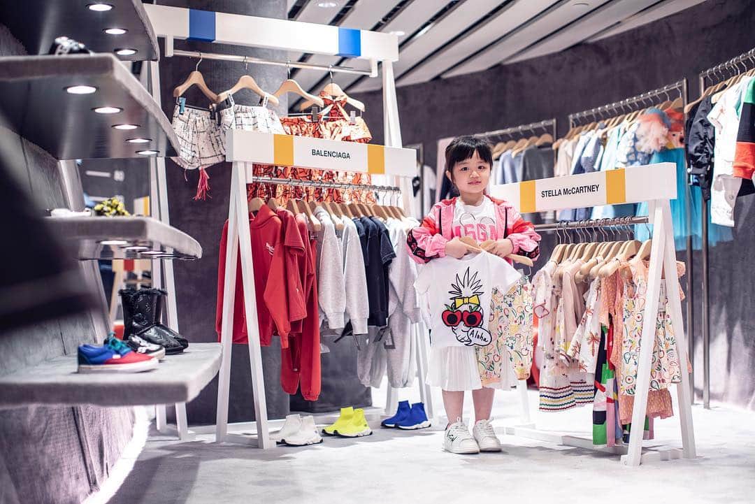 I.T IS INSPIRATIONさんのインスタグラム写真 - (I.T IS INSPIRATIONInstagram)「Keep your eyes glued to the screen. Head over to @i.tmini and watch how the MINI-MEs step into their parents’ shoes for the #MiniMeAsMe campaign. - #ITMini #ITKidswear #ITHK #ITisInspiration」4月24日 12時28分 - ithk
