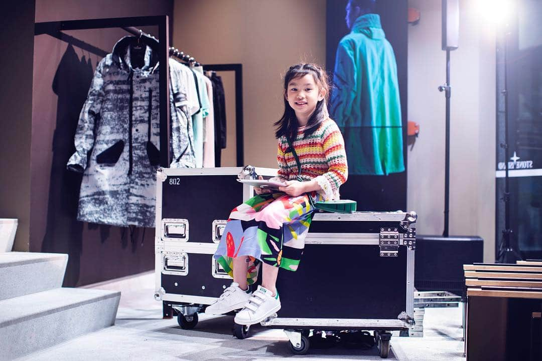 I.T IS INSPIRATIONさんのインスタグラム写真 - (I.T IS INSPIRATIONInstagram)「Keep your eyes glued to the screen. Head over to @i.tmini and watch how the MINI-MEs step into their parents’ shoes for the #MiniMeAsMe campaign. - #ITMini #ITKidswear #ITHK #ITisInspiration」4月24日 12時28分 - ithk