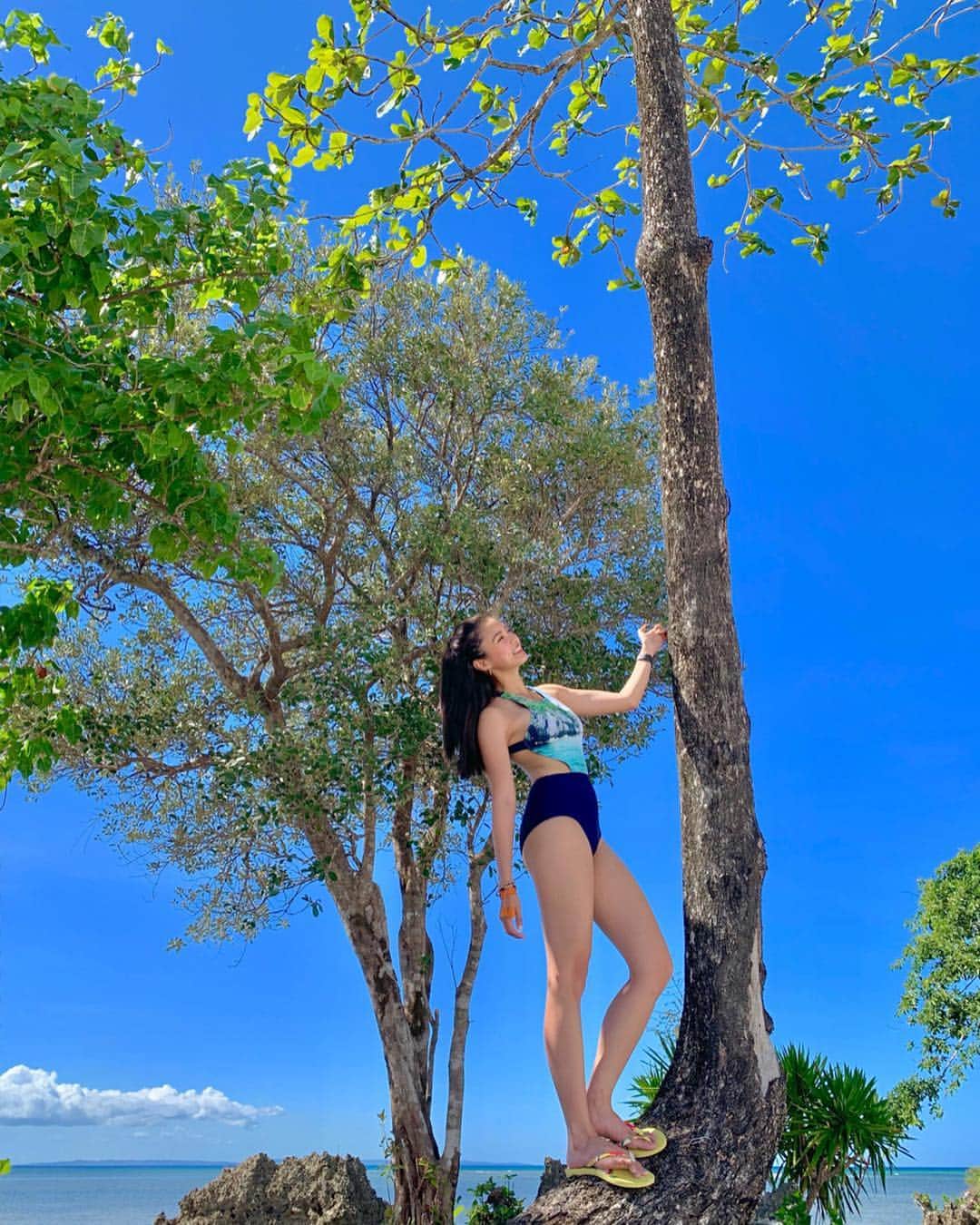 Kim Chiuさんのインスタグラム写真 - (Kim ChiuInstagram)「“Smell the sea and feel the sky. Let your soul and spirit fly!”🌊🌴☀️💙. . . still in #beachlife mode!!!!🙈 swimsuit from @benchtm 💋🌺 #summer2019 🌊🌊🌊」4月24日 12時33分 - chinitaprincess