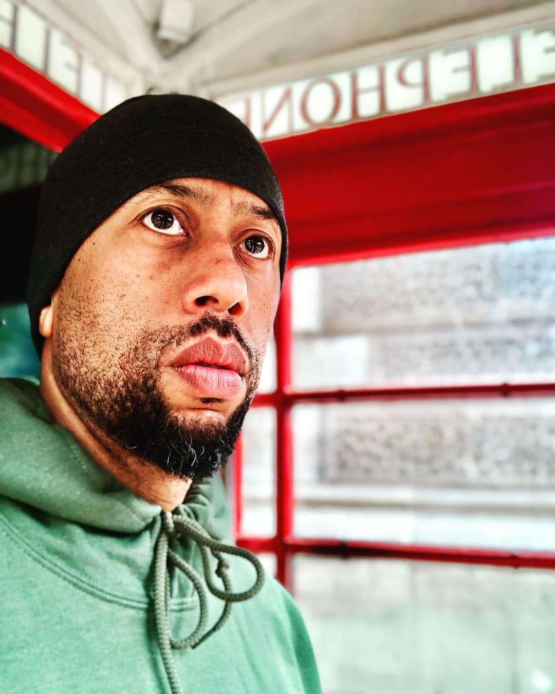 アフィオン・クロケットさんのインスタグラム写真 - (アフィオン・クロケットInstagram)「I’m in a glass case of emotion ☎️ . . #affioncrockett #standupcomedy #positivevibesonly #UKtour #living #life #love #laugh #themarathoncontinues 🏁🇬🇧」4月24日 12時35分 - affioncrockett