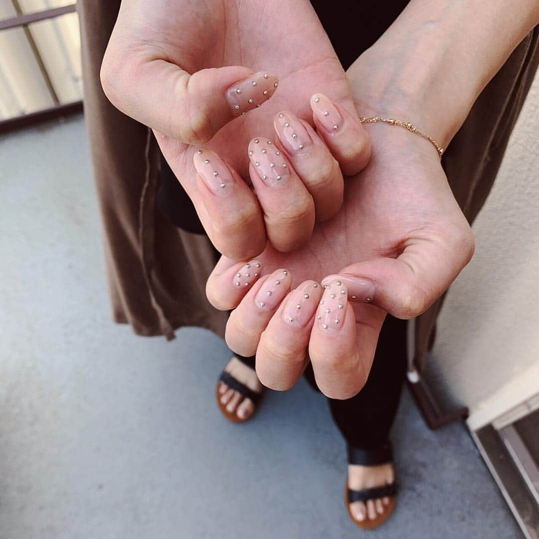 森暖奈さんのインスタグラム写真 - (森暖奈Instagram)「NEW NAIL🖤🖤🖤 クリアベースの時はなんかあの白い伸びた部分が嫌で、自爪っぽい色で境目ぼかしてもらってるよ✌️ @chipieee_nail_hime  @chipieee_nail_mika  いつもありがとうございます🥰」4月24日 12時36分 - moriharuna71