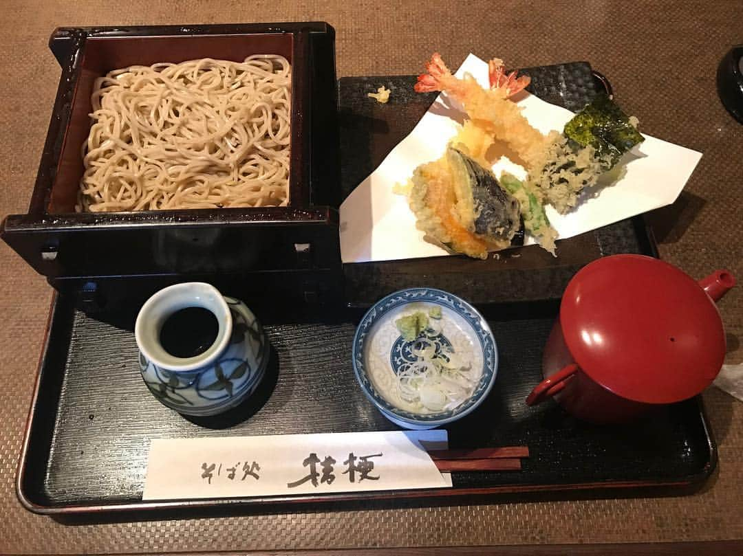 クロちゃんさんのインスタグラム写真 - (クロちゃんInstagram)「お昼ご飯は、 天ぷらそば。  ちゅるりちゅるりら〜♪」4月24日 12時37分 - kurochandesuwawa