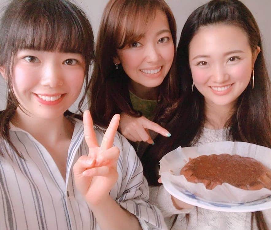 杉山由紀子のインスタグラム：「あかりc💖me💖あすか * 手作りケーキ✨ * 板チョコ🍫と卵🐣だけのケーキ✨ * これお気に入り♪♪ * * #手作り #ケーキ #チョコ #チョコケーキ #板チョコ #卵 #だけ #お気に入り #美味しい #スイーツ」