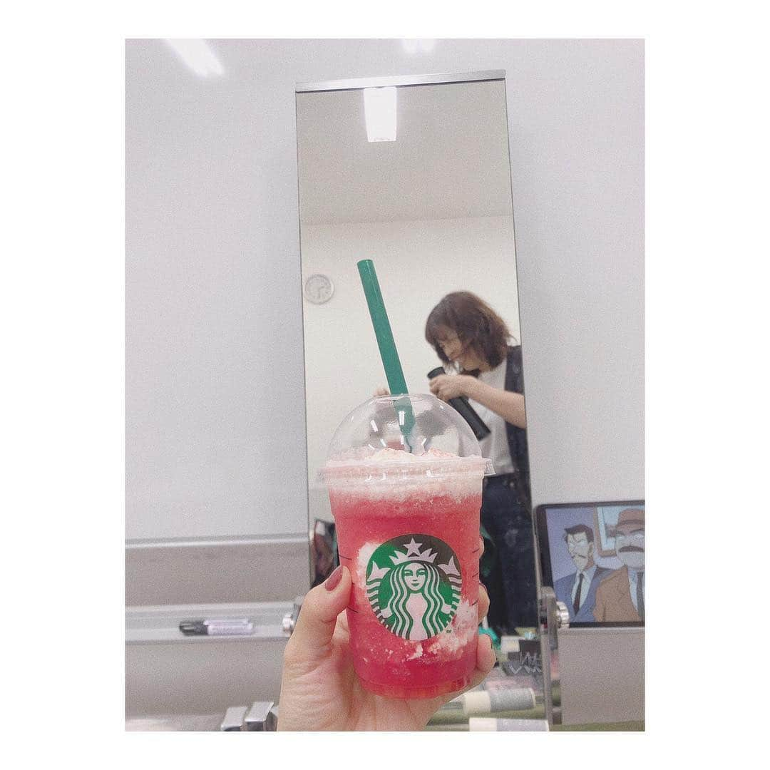 高橋愛さんのインスタグラム写真 - (高橋愛Instagram)「スタバの差し入れ🍓 ㅤㅤㅤㅤㅤㅤㅤㅤㅤㅤㅤㅤㅤ ありがたや〜😌🙏🏻 ㅤㅤㅤㅤㅤㅤㅤㅤㅤㅤㅤㅤㅤ ㅤㅤㅤㅤㅤㅤㅤㅤㅤㅤㅤㅤㅤ #hm #レイクタウンmori  #テープカット #イベント #来てくださった皆さん #ありがとうございました！ #いちごといえばわたし  #ベリーベリーマッチフラペチーノ #今日のはちさん #可愛くしてくれて #ありがとうございます🥺」4月24日 12時48分 - i_am_takahashi