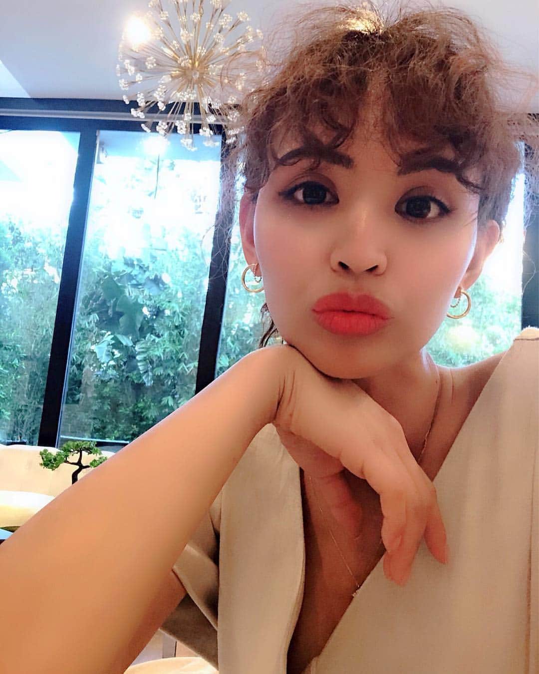 paulaのインスタグラム：「LA 7日目🇺🇸🌴 . しばしLA滞在だたので乾燥対策で キメを整えて乾燥による 小ジワを目立たなくしてくれるっていう . 世界初！ウマプラセンタとサイタイ同時抽出の 原液美容液を持ってきた🥺✨ . ・パラベンフリー ・鉱物油フリー ・合成香料フリー ・着色料フリー ・合成界面活性剤フリー ・乳化剤フリー . なところも魅力😳👏💯 . 純度100％の高濃度原液美容液は世界初なんだって！！ . おかげでLAでも乾燥知らずで お肌ぷるぷる🥺🇺🇸👏 . @epauler.jp 🐎🌿 . #エポホワイティア#エポラ#ノーグラビティ#プラセンタ#サイタイエキス#美容液#美白#NOGRAVITY#PR#ママだって綺麗になりたい#美活動強化中#LA #instalove」