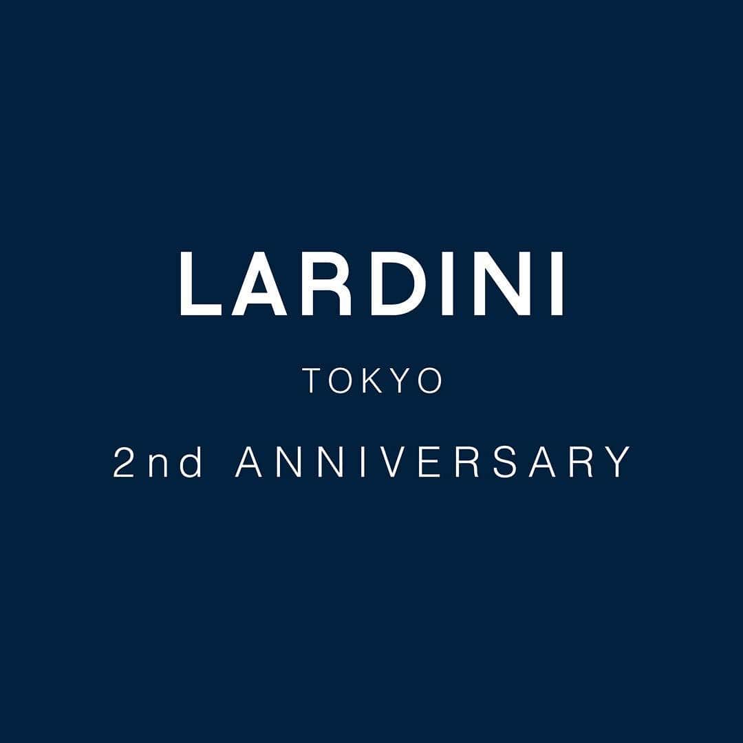 ストラスブルゴさんのインスタグラム写真 - (ストラスブルゴInstagram)「【LARDINI 東京店 2nd ANNIVERSARY】﻿ 2017年4月に日本国初となるLARDINIのブランド単独店舗としてオープンした「LARDINI 東京店」。多くのお客様からご愛顧いただき、このたび二周年を迎えることができました。﻿ ﻿ つきましては、日頃の感謝の気持ちを込め、以下の日程でドリンクサービスを実施させていただきます。﻿ ﻿ LARDINI 東京店スタッフ一同、皆様のお越しを心よりお待ち申し上げております。﻿ ﻿ ドリンクサービス開催日程﻿ 2019年4月27日（土）・28日（日）　17:00～20:00﻿ LARDINI 東京店　TEL:03-5224-3880﻿ @lardini_jp_official ﻿ ﻿ @strasburgomens @lardiniofficial #strasburgo #lardini #lardinitokyo #lardinitokyostore #anniversary #2ndanniversary #storeopen #fashion #mensfashion #gentleman #menssuitstyle #mensstyle #menswear #springsummer #ラルディーニ #ストラスブルゴ #ラルディーニ東京 #有楽町 #丸の内 #仲通り#2周年記念 #オープン記念 #記念イベント #ドリンクサービス #スーツ #メンズスーツ #ジャケット #ビジネス #ラグジュアリー #春夏」4月24日 12時49分 - strasburgo_mens_official