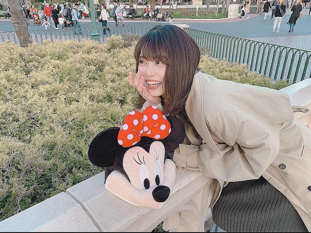 前田亜美のインスタグラム：「. . 今日は雨だねぇ。. 雨のディズニーも雨用のパレードとかやってるんだよー☔️🎀. . . . 最近は、舞台の稽古をしたり休みの日は気分転換したり…春を楽しんでおります❁✿✾. . 台本の内容が難しくて苦戦したりもしてますが…頑張りますっ！⚔️. . . #smile  #写真は前の」