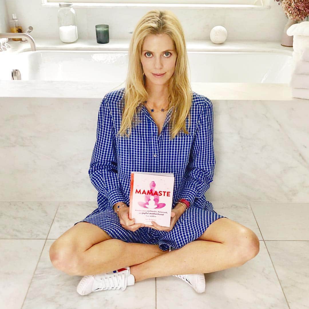 アンナ・ローソンのインスタグラム：「Congrats to my beautiful friend and co-founder of @seedlyfe_ on the launch of her new book MAMASTE @mamasteliving available now on amazon!!! It’s such an easy read and helps mothers to discover and honor the authentic mother in them. So proud of you @lbreggy!!!! 👊🏻💗💯」