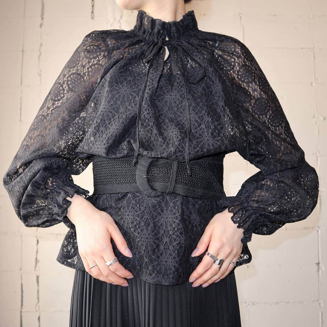 吉祥寺 古着屋 Orfeoのインスタグラム：「Vintage Lace Blouse  #orfeo #kichijoji #vintage #used #fashion #coordinate #outfitts  掲載商品のお問い合わせはメールにて承っております。コメント、DMでのお問い合わせは受け付けておりませんのでご了承ください。」