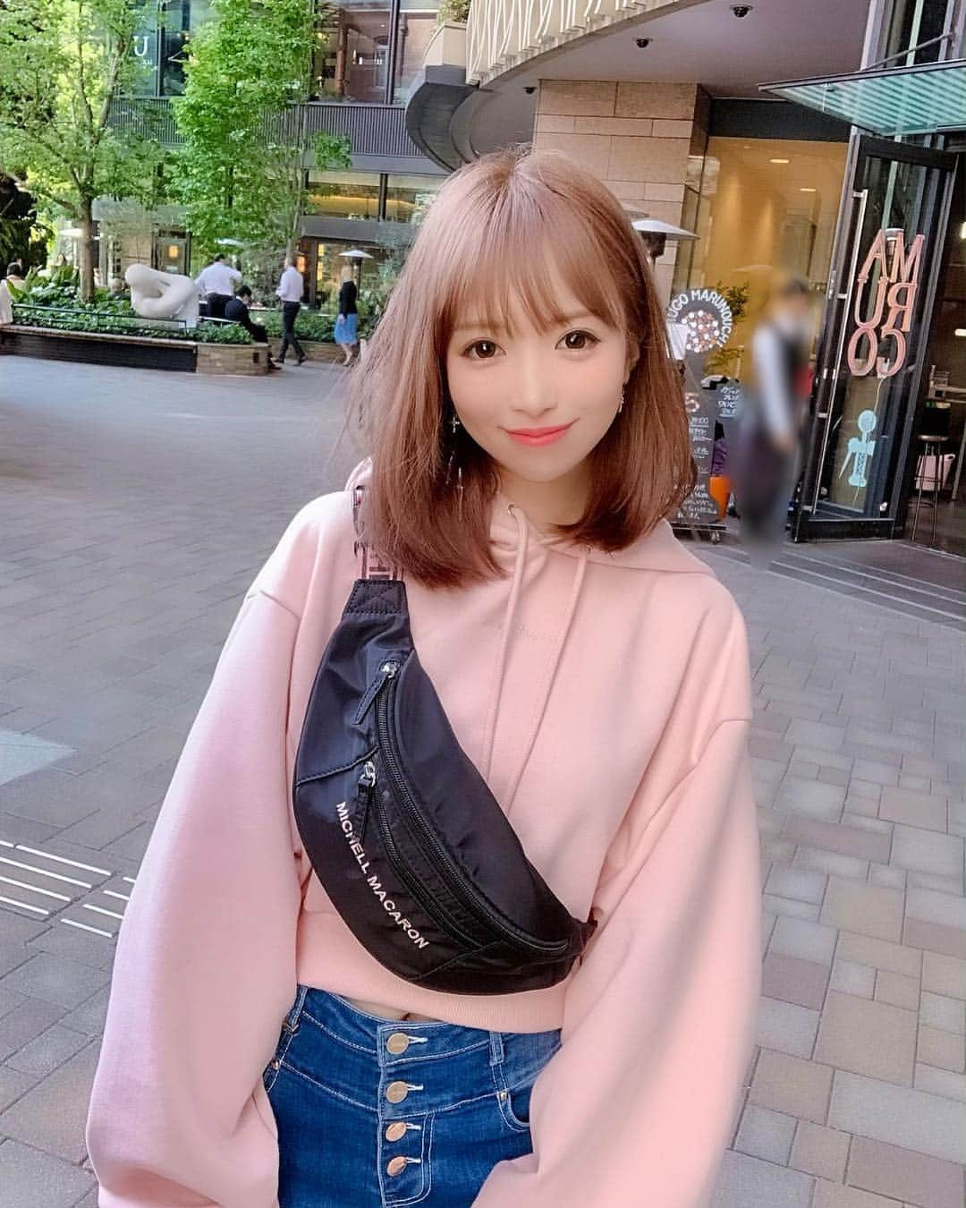 八鍬里美さんのインスタグラム写真 - (八鍬里美Instagram)「ウエストポーチのノベルティやってるよ😘💕 今っぽくて マカロンのロゴかわいいし 実用性もあってとってもおすすめです😆✨ 旅行のときとかもいいよね💖 ベルト部分のロゴもかわいいんだ~😊サイトで詳細も見てみてね💡 . #ボディバック#ウエストポーチ#ストリート#韓国ファッション#パーカー#パーカーファッション#ミシェルマカロン#michellmacaron」4月24日 12時56分 - satomi_yakuwa