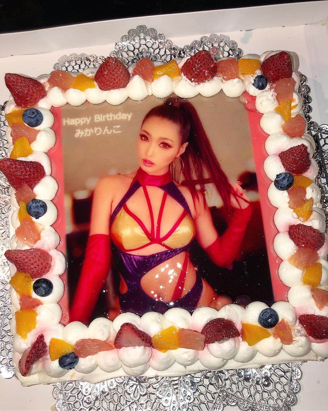 MIKAさんのインスタグラム写真 - (MIKAInstagram)「お姉たまがお祝いしてくれた🥂🥺 こんな可愛いケーキまで用意してくれてて…🙏😭🎂✨ THANK YOU! THANK YOU! THANK YOU!!!❤️❤️ #birthdaygirl  #416 #happy #tokyo #imback #誕生日 #ありがとう」4月24日 13時06分 - cjd_mika