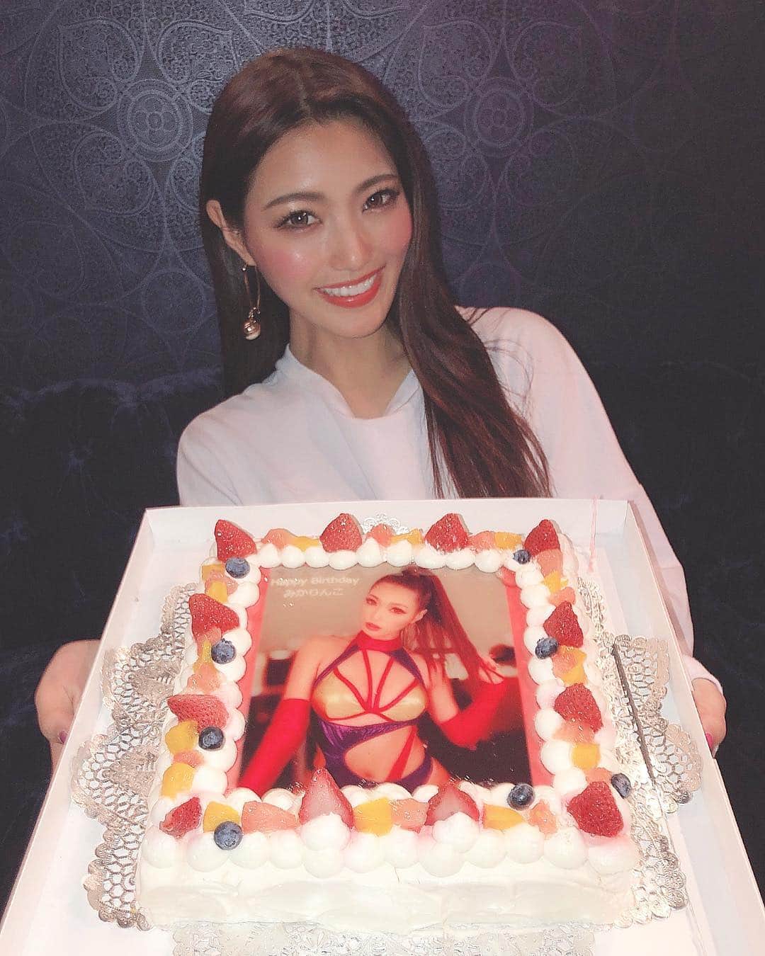 のインスタグラム：「お姉たまがお祝いしてくれた🥂🥺 こんな可愛いケーキまで用意してくれてて…🙏😭🎂✨ THANK YOU! THANK YOU! THANK YOU!!!❤️❤️ #birthdaygirl  #416 #happy #tokyo #imback #誕生日 #ありがとう」